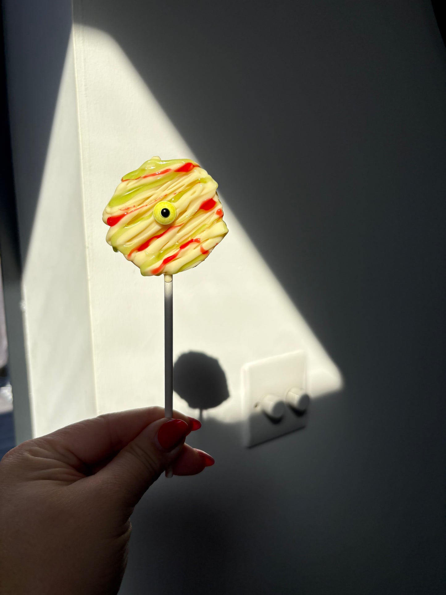 Halloween white chocolate lollipops
