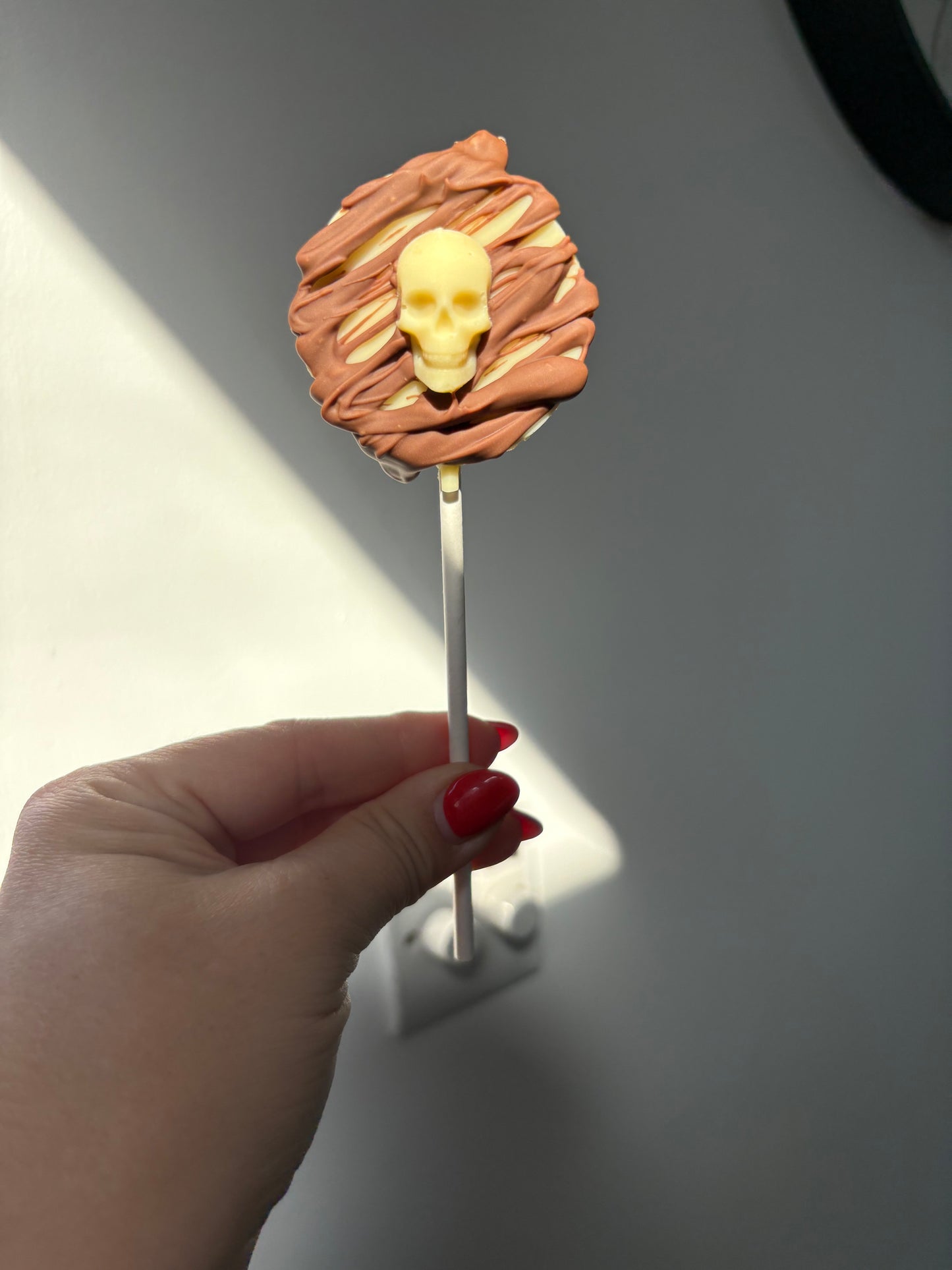 Halloween white chocolate lollipops