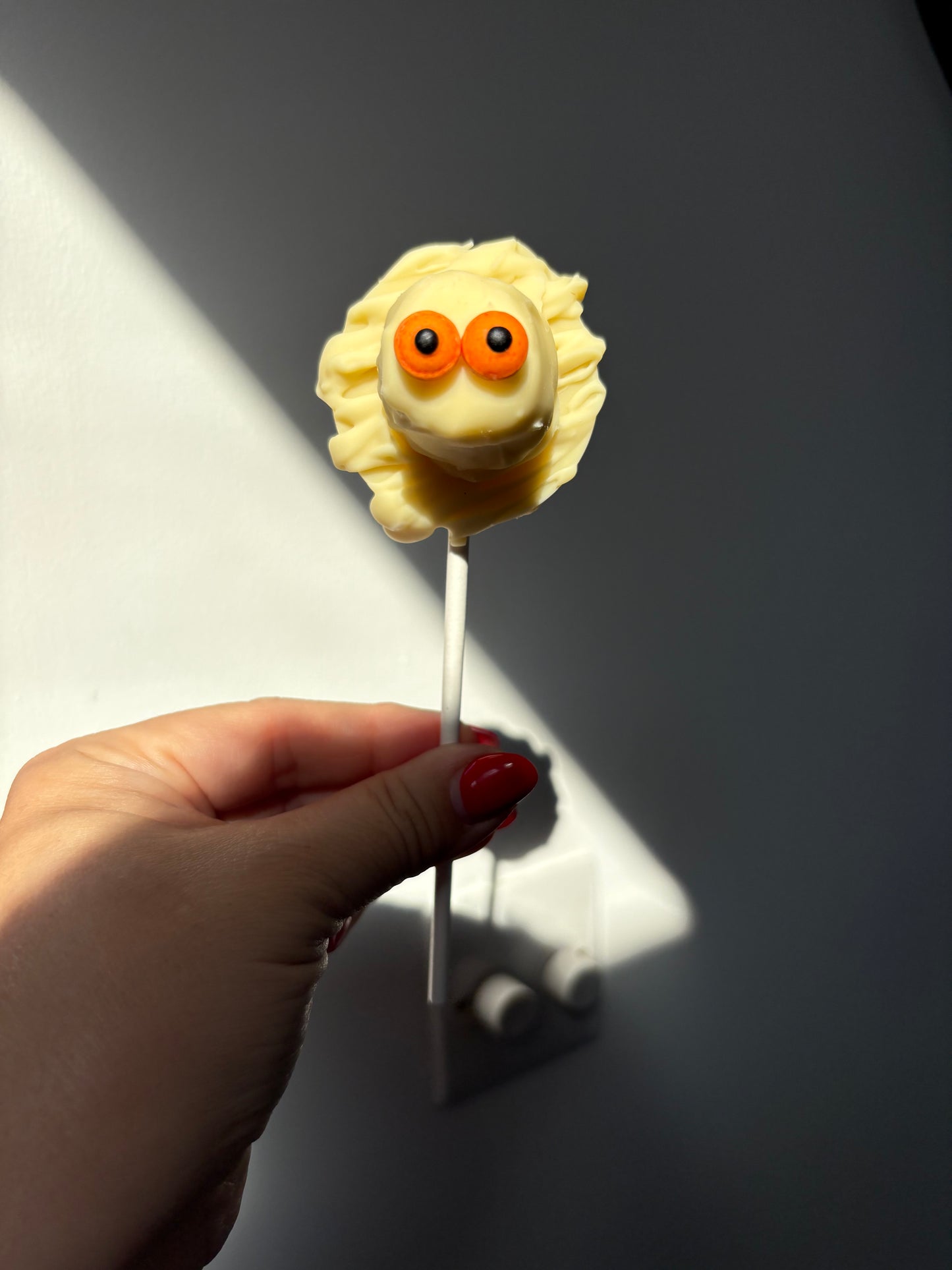 Halloween white chocolate lollipops